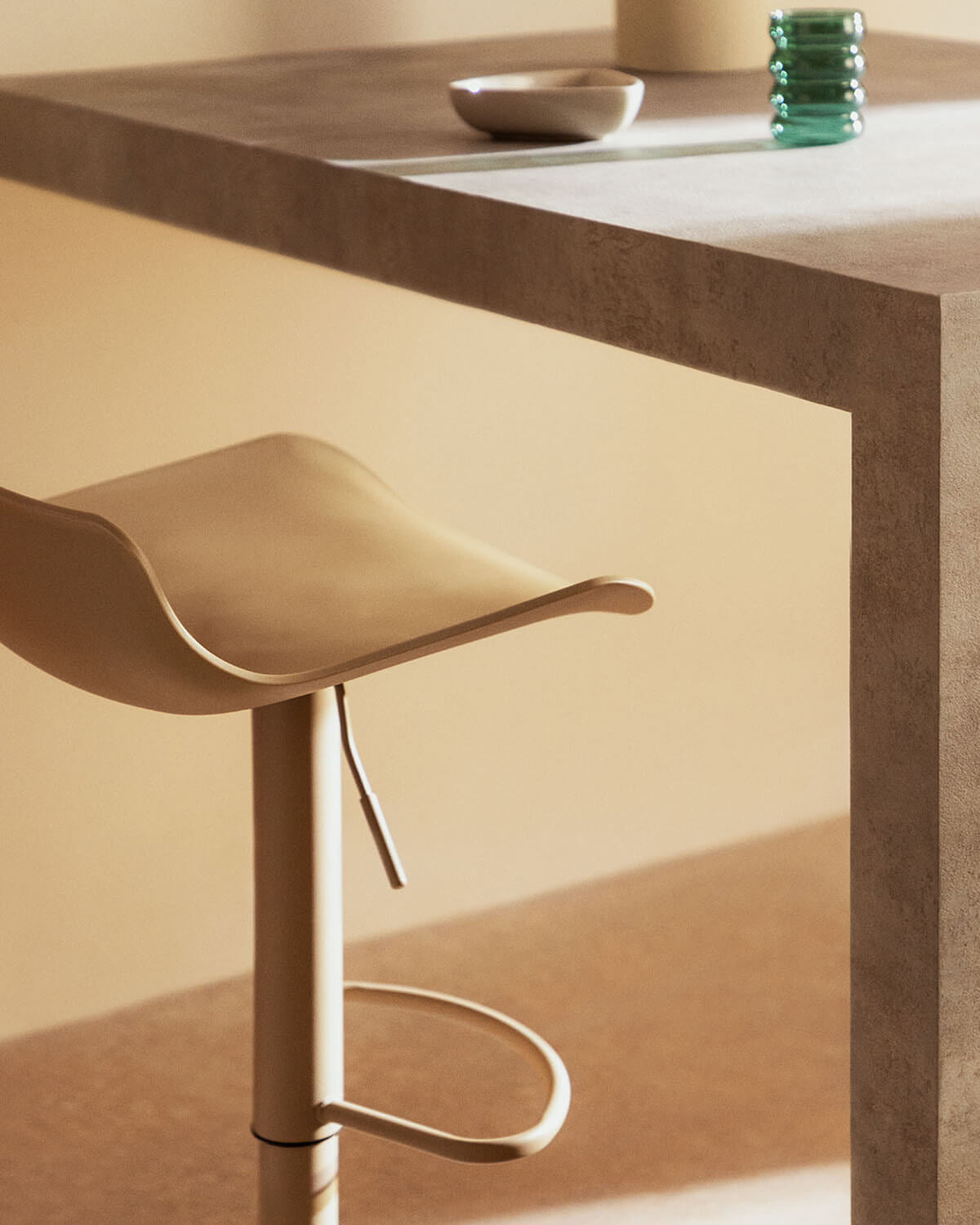Corea adjustable polyethylene and metal bar stool